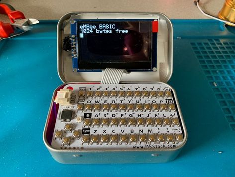 80s style 8-bit computer running BASIC. Includes OLED screen and a QWERTY keyboard. 😍👍👏 #Arduino #Computing #DIY #Electronics #Tech #Retro #Coding Tech Nerd Aesthetic, Electronics Projects Diy How To Build, Computer Nerd Aesthetic, Personalized Electronics, Diy Tech Gadgets, Coding Aesthetic, Retro Keyboard, Diy Keyboard, Coding Projects