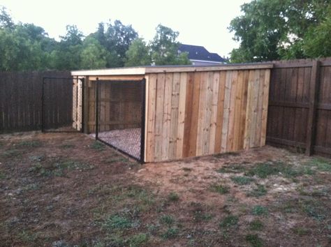 "Fancy" dog pen with roof and wooden sides Wooden Dog Kennel Outdoor, Dog Run Roof Ideas, Diy Dog Pen Outdoor, Dog Pens Outside, Dog Pen Outdoor, Outdoor Dog Area, Dog Kennel And Run, Outdoor Dog Runs, Diy Dog Run