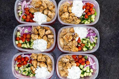 Chicken Bowl: Insanely delicious Greek Chicken bowl recipes. Greek Marinated Chicken, cucumber salad, tzatziki, red onion, and tomato, served over brown rice. These are quick and easy to make, and will help you be set for the week. Lean And Green Meal Prep, Weekly Meal Prep Healthy, Chicken Bowl Meal Prep, Greek Bowl, Sweet Potato Vegan, Rice Meal Prep, Pastas Recipes, Lean And Green, Cheap Clean Eating