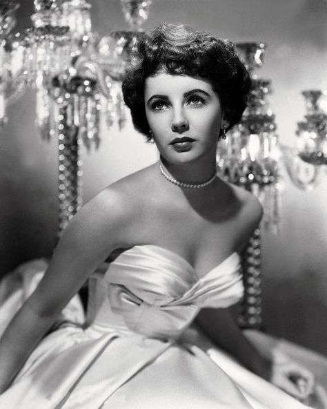 Rare (and glamorous!) pictures of Elizabeth Taylor are coming to a new photography exhibit - love this evening gown with classic pearls Klasik Hollywood, Old Hollywood Dress, Vintage Hollywood Stars, Stars D'hollywood, Hollywood Vintage, Saint Elizabeth, White Vintage Dress, Hollywood Dress, Natalie Wood