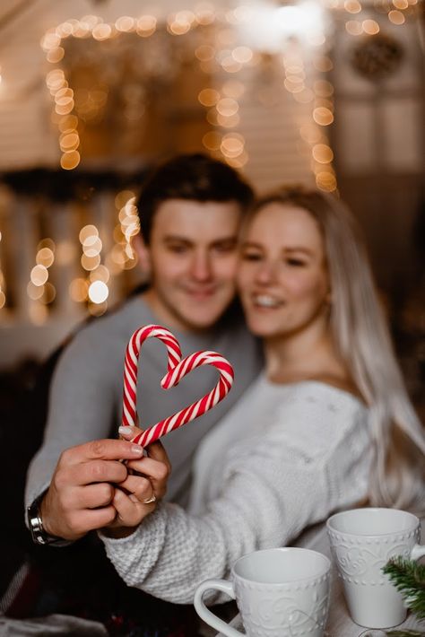 Couples Christmas Photoshoot Pajamas, Christmas Card Picture Ideas For Couples, In Home Christmas Photoshoot Couple, At Home Christmas Photoshoot Couple, Couple Christmas Pictures At Home, Christmas Home Photoshoot, Diy Christmas Family Photo, Holiday Couple Pictures, Christmas Pajamas Photoshoot