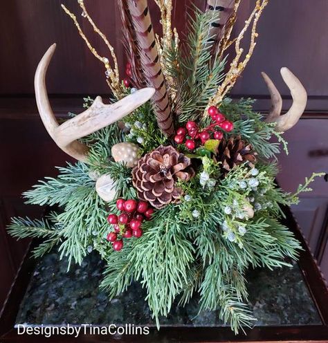 Pheasant Feather Decor, Floral Christmas Centerpieces, Antler Centerpiece, Deer Skull Decor, Christmas Cabin Decor, Western Wreaths, Antler Ideas, Floral Antlers, Antler Christmas