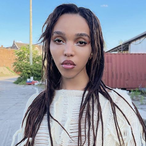 Fka Twigs 2023, Faith Jaggernaut, Fka Twigs, Famous Faces, Black Heart, Diy Hairstyles, Simple Outfits, Hair Inspo, Music Artists