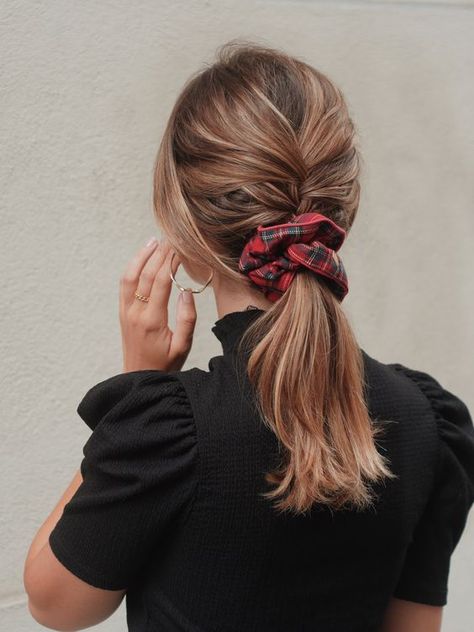 Scrunchie Ponytail, Christmas Hair Accessories, Peinados Fáciles Para Cabello Corto, Work Hairstyles, Penteado Cabelo Curto, Christmas Hair, Hair Stylist Life, Scrunchie Hairstyles, Hair Dos