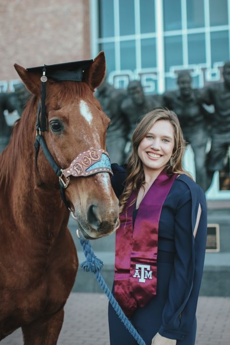 Senior Horse Photography, Cowgirl Senior Pictures, Equine Photography Poses, Horse Senior Pictures, Senior Year Pictures, Cute Senior Pictures, Horse Photography Poses, Cap And Gown Pictures, College Pictures