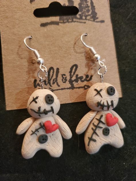 Ghostface Clay Art, Horror Earrings Clay, Halloween Earrings Diy, Christmas Shoes Diy, Ghost Clay, Polymore Clay, Horror Earrings, Doll Earrings, Polymer Clay Halloween