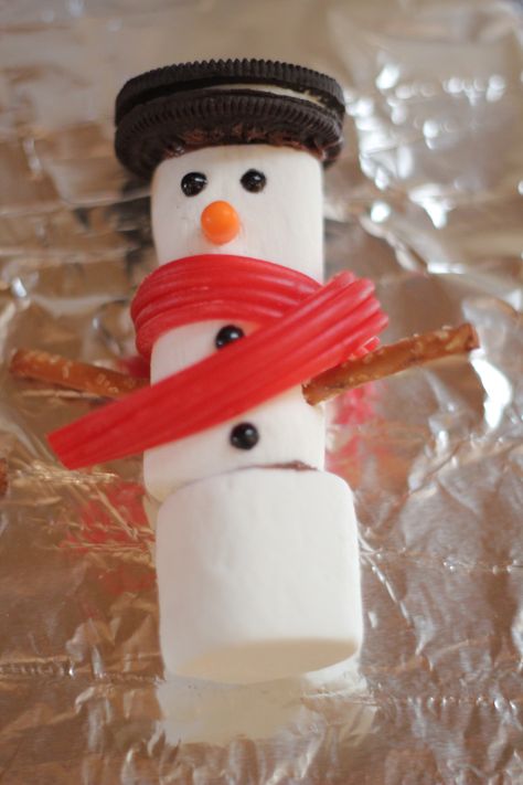 Edible marshmallow snowmen, making next week in both girls Kindergarten class...hope it goes well! Marshmellow Ideas, Edible Snowman, Childrens Ministry Christmas, Marshmallow Snowmen, Preschool Food, Crafts For Christmas, Granny Christmas, Snowman Treats, Winter Snack