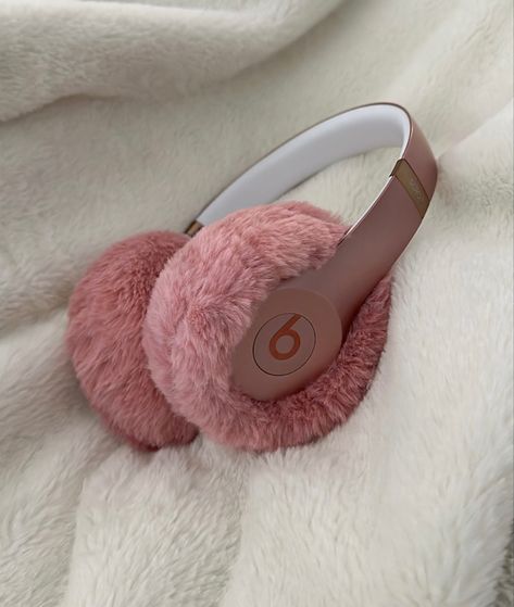 Beats Solo 4 Pink Aesthetic, Beats By Dre Headphones Aesthetic, Beats Headphones Outfit, Sony Pink Headphones, Aesthetic Pink Headphones, Beats Aesthetic, Pink Earphones, Beats Headphones Pink, Pink Wire Headphones