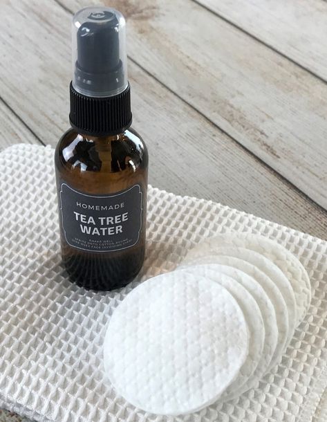 Essential oil toner for acne controls excess oil, shrinks appearance of pores, soothes skin, and reduces redness. {pimples, zits, whiteheads, blackheads, inflamed skin} #essentialoils #essentialoilrecipes #DIYfacetoner #DIYbeauty #essentialoiltoner #easyDIY #essentialoilsforskin #essentialoilsforacne Doterra Acne, Essential Oil Toner, Tea Tree Oil Uses, Tea Tree Toner, Homemade Essential Oils, Diy Tea, Inflamed Skin, Aromatherapy Recipes, Homemade Tea