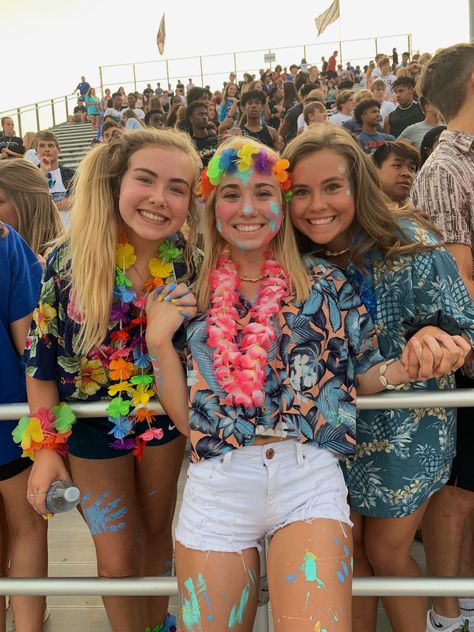 Spirt Week Hawaiian Day, Hawaii Pep Rally Outfits, Camp Dress Up Days, Hawian Day Outfit Ideas School, Tropical Spirit Day Outfit, Hawaiian Pep Rally Outfit, Beach Luau Outfit, Tropical Theme Football Game, Tropical Outfit Spirit Week