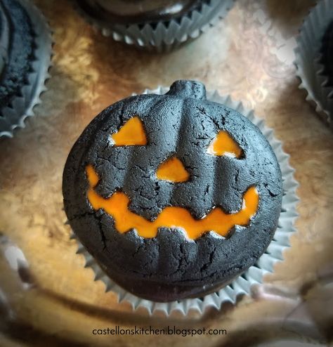 Jack-o-lantern Cupcakes Menu Halloween, Pasteles Halloween, Spooky Halloween Desserts, Halloween Food Cupcakes, Creepy Halloween Food, Halloween Brownies, Postres Halloween, Dessert Halloween, Cupcakes Recipes