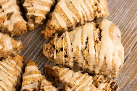 This recipe is so easy and full of delicious chai flavor. The perfect and impressive breakfast treat! Chai Scones With Maple Glaze, Maple Scones Recipe, Chai Scones, Honey Scones, Impressive Breakfast, Maple Scones, Glazed Walnuts, Gluten Free Scones, Scones Recipe