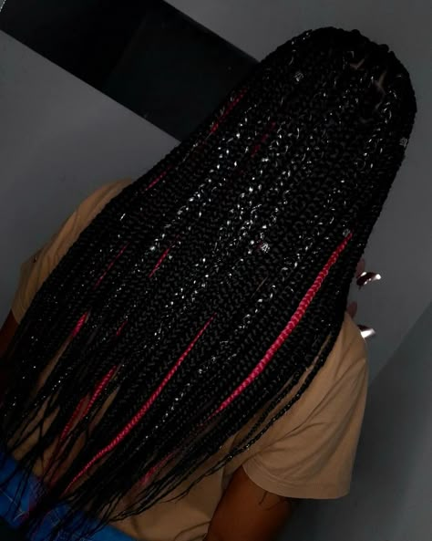 TRANÇAS COM GLITTER?! Isso mesmo, as BoxGlam chegaram trazendo mais uma novidade cheia de estilo e personalidade, as boxglam contém fios de glitter das mais diversas cores, trazendo um ar novo as tão conhecidas box braids. Podendo ser utilizado em todas as tranças, em pequenas mechas ou somente no topo, com elas você garante um ar de gringa de maneira simples. Gostaram?! Usariam, contém aqui e já marquem sua trancista pra ela se antenar na nova moda 💖 Box Braids With Tensil, Glitter Braids Hairstyles, Box Braids With Glitter Strands, Sparkle Box Braids, Box Braids With Tinsel, Fantasy Braids Glitter, Glitter Braids Black Women, Black And Gold Braids, Glitter Box Braids