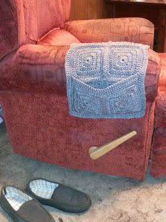 Family, Books and Crochet...Oh My!: Armchair Remote Caddy - Free Pattern Sofa Caddy Pattern, Crochet Chair Arm Covers, Arm Chair Caddy Pattern, Crochet Organization, Crochet Handbag Patterns Free, Couch Organizer, Crochet Chair, Remote Caddy, Crochet Organizer