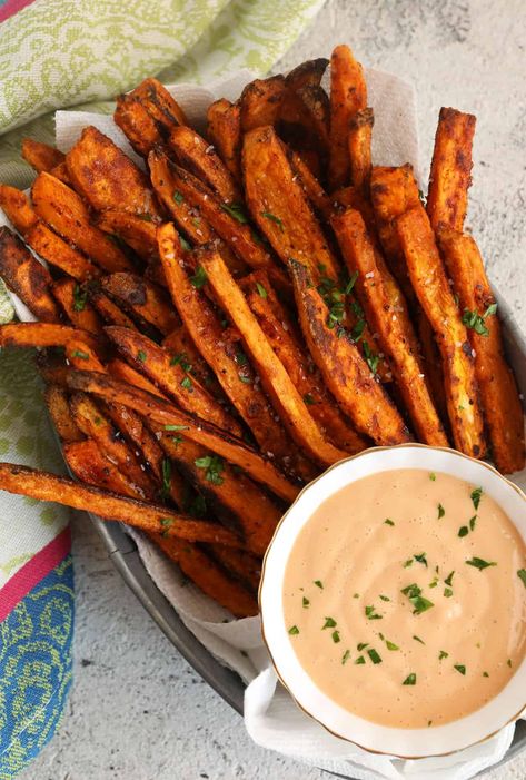 Crispy Baked Sweet Potato Fries - The Suburban Soapbox Loaded Baked Sweet Potato, Sweet Potato Fries Recipe, Healthy Fries, Baked Sweet Potato Fries, Crispy Sweet Potato Fries, Sweet Potato Recipes Fries, Sweet Potato Souffle, Paleo Sides, Sweet Potato Fries Baked