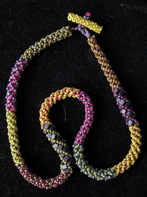 russian spiral variants Russian Spiral, Kumihimo Jewelry, Beads Making, Beading Inspiration, Headpiece Jewelry, Crochet Rope, Beaded Jewels, Beaded Rope, Bead Stitching