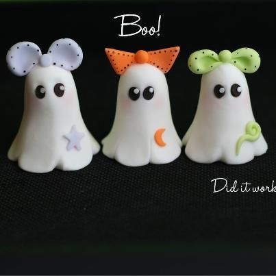 Cute Ghosty figurines - These would be cute in glow & the dark clay. Clay Halloween, Polymer Clay Halloween, Halloween Clay, Halloween Cupcake, Polymer Clay Figures, Clay Figurine, Clay Ornaments, Cute Clay, Fimo Clay