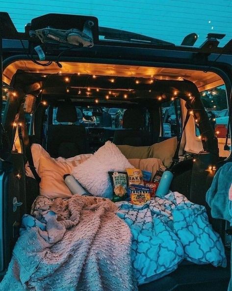 Sleep In Car, Romantic Date Night Ideas, Cute Date Ideas, Fun Sleepover Ideas, Kid Friendly Travel Destinations, Kid Friendly Trips, Drive In Movie, Valentine Photography, Things To Do At A Sleepover