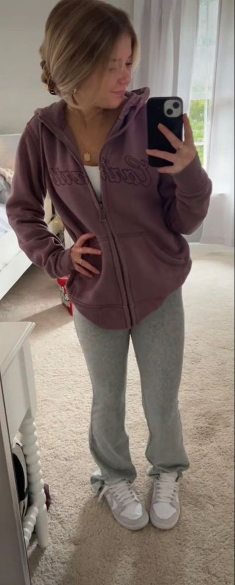 Basic Jacket Outfit, Pinterest Mom Outfits, Outfits For A Trip Casual, Basic Comfy Outfits For School, 48 Degree Weather Outfit, Flare Sweats Outfit, Winter Outfits School Casual, Cute Comfy Outfits For School Sweatpants, Color Leggings Outfit