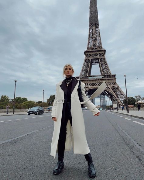 𝔛 on Instagram: “Two ladies 🗼” White Wool Trench Coat, Xenia Adonts, White Wool Coat, Two Ladies, Wool Trench Coat, Winter Pants, Influencers Fashion, Outfit Look, Neutral Fashion