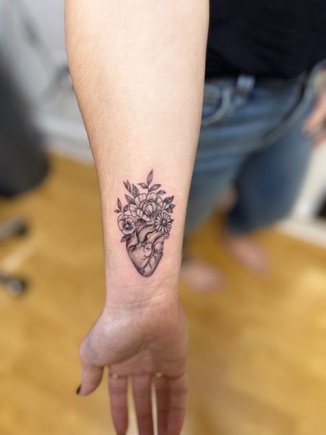 anatomic heart with a peony, daisy, and violet growing out of it with foliage Daisy Heart Tattoo, Heart With Flowers Tattoo, Leg Scars, Heart Flower Tattoo, Anatomic Heart, Heart With Flowers, Anatomical Heart Tattoo, Tattoo Time, Beauty Marks