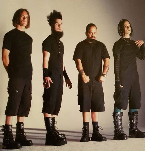 Nu Metal Fashion Men 2000s, Nu Metal Outfit Men, Nu Metal Pose, Black Metal Men, Nu Metal Fashion Men, Metal Head Outfits Men, Static X Band, Numetal Fashion