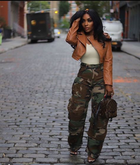 Cargo Pants Outfit Winter Baddie, Camo Cargo Pants Outfit Winter, Oversized Cargo Jeans Outfit, Bowling Outfit Winter, Camo Pants Outfit Winter, Cute Date Night Outfits Black Women, Outfits For Hairstylists, Army Fatigue Outfits For Women, Edgy Chic Outfits