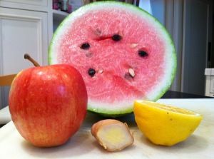 Watermelon, apple, lemon, ginger juice! Try my light, tart and refreshing watermelon apple lemon ginger juice! It's low in calories but contains lots of essential vitamins and minerals! Apple Lemon Ginger Juice, Apple Juice Benefits, Ginger Apple Juice, Green Juice Benefits, Apple Juice Recipe, Watermelon Juice Recipe, Drink Green Juice, Lemon Juice Benefits, Spinach Juice