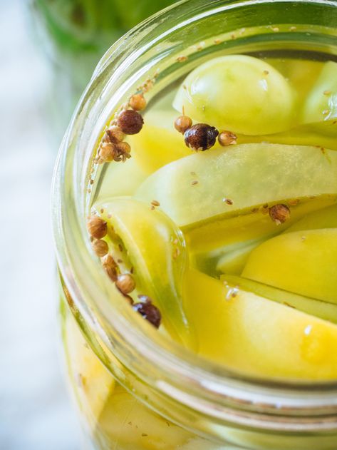 Green Tomato Soup, Green Tomato Pickles, Pickled Green Tomatoes, Pickled Tomatoes, Pickled Cherries, Green Tomato Recipes, Pickle Recipes, Tomato Soup Recipe, Pickling Spice