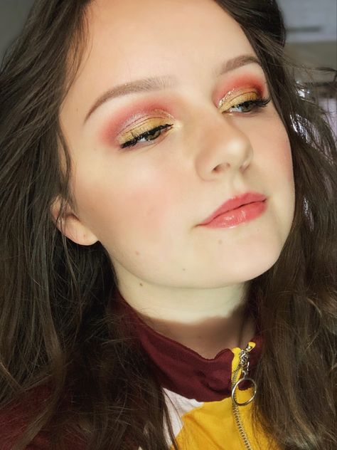 Griffendor Makeup, Red And Yellow Eyeshadow, Harry Potter Makeup Looks Gryffindor, Harry Potter Eyeshadow, Harry Potter Makeup, Yellow Eyeshadow, Harry Potter Gryffindor, Light Makeup, Character Ideas