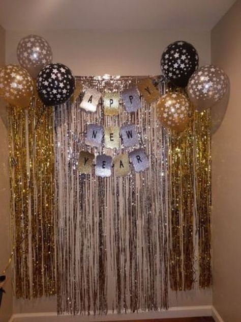 100 Exciting New Year's Eve Party Ideas to Start off the New Decade with a Bang - Hike n Dip New Year's Eve Backdrop, New Year's Eve Party Themes, New Years Eve Party Ideas, New Years Eve Party Ideas Decorations, Birthday Decorations At Home, Deco Ballon, Birthday Room Decorations, Simple Birthday Decorations, New Year's Eve Celebrations