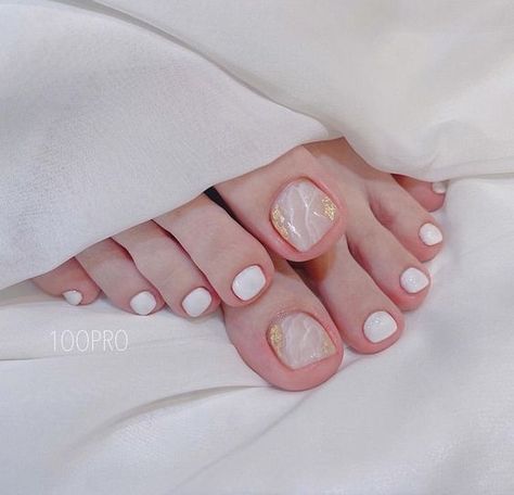 Leg Nail Art, Nails Art 2022, Trending Pedicure, Toe Art Designs, Fall Nails Art, Fall Nails Designs, Nails Designs Ideas, Nails Acrylic Coffin, Feet Nail Design