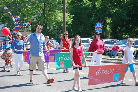 DAC in the parade! Parade Banner, Pull Wagon, Parade Ideas, Pet Parade, 4th Of July Parade, Mini Flags, Parade Float, Sports Day, Carnival Costumes