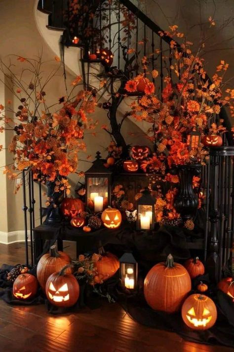 Halloween Foyer, Elegant Halloween Decor, Halloween Bedroom, Classy Halloween, Casa Halloween, Halloween Mantel, Elegant Halloween, Halloween Front Porch, Fall Thanksgiving Decor