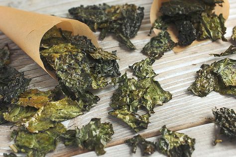 Salt and Vinegar Kale Chips Healthy Movie Snacks, Cheese Doodle, Paleo Recipes Snacks, 21 Day Sugar Detox, Salt And Vinegar, Fall Recipes Healthy, Road Trip Snacks, Kale Recipes, Whole30 Recipes