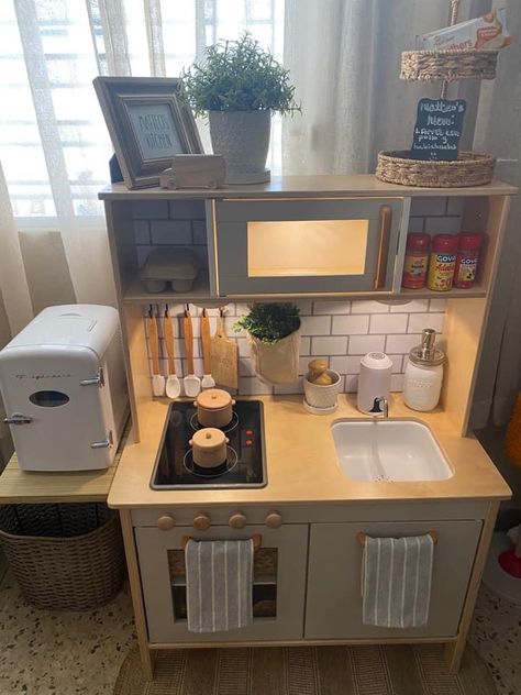 Kid Kitchen Makeover, Montesorri Kitchen, Functional Kids Kitchen, Play Kitchen Ideas, Montessori Toddler Rooms, Daycare Room Ideas, Childrens Play Kitchen, Homeschool Room Decor, Montessori Kitchen