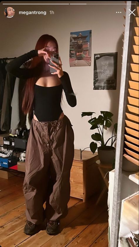 Y2k Outfits Street Styles Baddie, Baddie Y2k Outfits, Outfits Ideas Y2k, Y2k Outfits Winter, Cargo Pants For Women, Brown Cargo Pants, Practice Outfits, Looks Street Style, Y2k Outfits