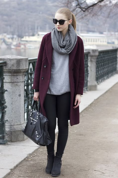 Elite Street Style Burgundy Coat Outfit, Hot Winter Outfits, Teddy Coat Outfit, Winter Coat Trends, Maroon Coat, Stylish Winter Coats, Pijamas Women, Casual Chic Outfits, Cute Coats