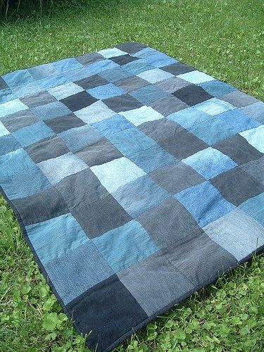 Denim Recycling, Denim Quilt Patterns, Upcycle Denim, Denim Upcycle, Denim Blanket, Blue Jean Quilts, Jeans Crafts, Jean Quilt, Denim Crafts Diy