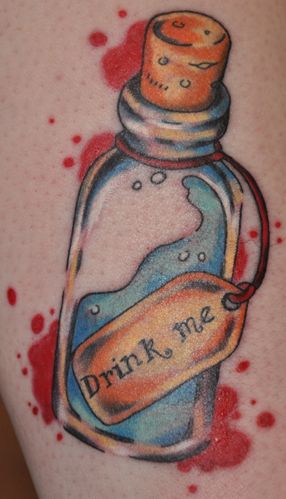 Wonderland tatt Glor-fin-del Drink Me Tattoo, Alice And Wonderland Tattoos, Tattoo Disney, Me Tattoo, Bottle Tattoo, Wonderland Tattoo, Awesome Tattoos, Leg Tattoo, Wolf Tattoos