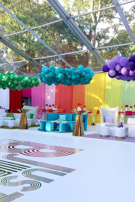 Color Block Decor, Bar Stage, Bühnen Design, Balloon Arrangement, Corporate Events Decoration, Corporate Event Design, Decoration Evenementielle, Bright Decor, Colorful Balloons