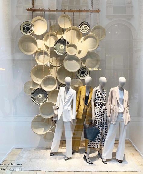 Vitrine Design Clothes, Zara Home Window Display, Fashion Display Window, Visual Merchandising Ideas, Luxury Window Display, Massimo Dutti Window Display, Boutique Window Displays, Fashion Window Display, Pro Art