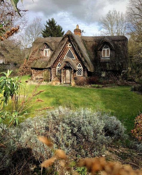 Pretty Architecture, English Aesthetic, Cute Cottages, Storybook Homes, Oxfordshire England, Cabin Tiny House, Cozy Cottages, English Cottages, Fairytale Cottage