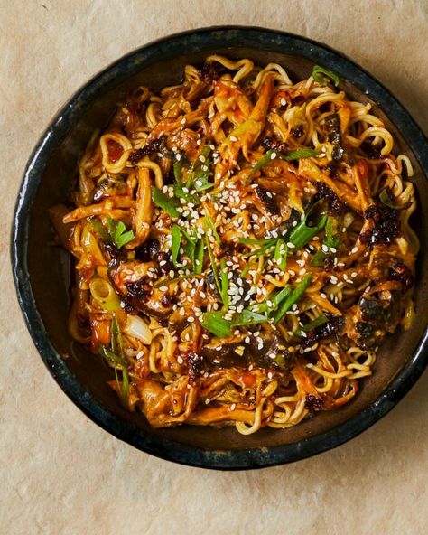 Pulled king oyster mushroom, peanut and chilli noodles King Oyster Mushroom Recipe, Chilli Noodles, Mushroom Noodles, Vegan Noodles Recipes, Chinese Noodle Recipes, Sesame Noodles Recipe, King Oyster Mushroom, Oyster Mushroom Recipe, King Oyster Mushrooms