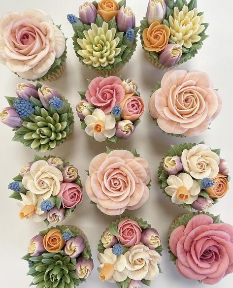 Pastel Floral Cupcakes, Boho Flower Cupcakes, Flower Dessert Table, Picnic Cakes, Petal Cupcakes, Cupcake Flowers, Picnic Cake, Wedding Shower Cookies, Flower Desserts