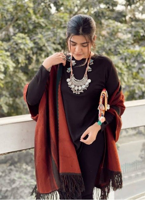 Outfit Ideas In Winter, Modern Photoshoot, Desi Fashion Casual, Winter Fashion Outfits Casual, Indian Dresses Traditional, Everyday Fashion Outfits, Casual Saree, Fancy Dress Design, Fashion Hacks Clothes