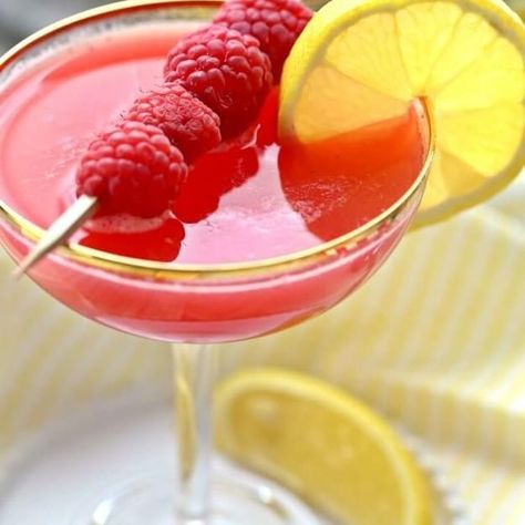 Community Post: 19 Super Fresh Cocktails Guaranteed To Put A Spring In Your Step Raspberry Lemon Drop Martini, Raspberry Lemon Drop, Easy Alcoholic Drinks, Jalapeno Margarita, Raspberry Vodka, Lemon Drop Martini, Lemon Drink, Happy Hour Cocktails, Fresh Raspberries