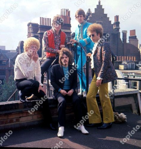 'THE MOVE' British Pop Group (From left to right):- Back: CHRISTOPHER KEFFORD: BEV BEVAN: CARL WAYNE: TREVOR BURTON Front, sitting: ROY WOOD Universal Pictorial Press Photo CBN 3632 26.09.1967 - TopFoto Bev Bevan, Roy Wood, Press Photo, Pop Group, Wood