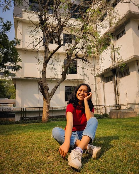 Nature garden photography Crop Top With Jeans, Self Portrait Poses, Sitting Poses, Red Crop Top, Garden Photography, Gardening Shirts, Tea Garden, Garden Photos, Nature Garden