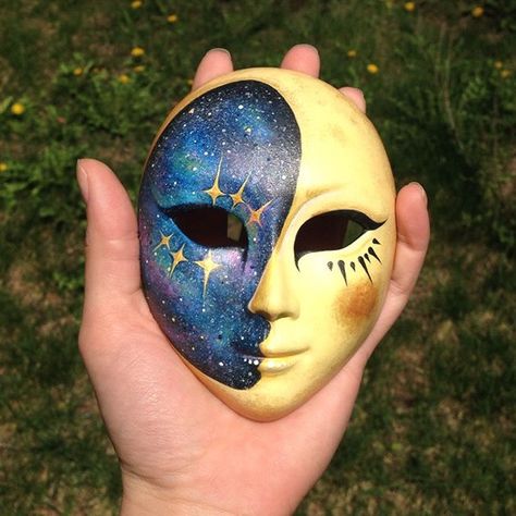 Ceramic moon mask made by Meltymoon Painted Masks Art, Moon And Sun Mask, Art Masks Ideas Projects, Painted Mask Ideas, Ceramic Moon Face, Painting Masks Ideas, Moon Mask Masquerade, Paper Mache Mask Designs, Face Mask Painting Ideas